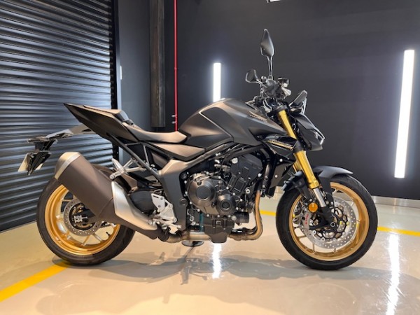 ホンダ CB1000 HORNET  アドバンストクオーツガラスコーティング　都内Aさまサムネイル